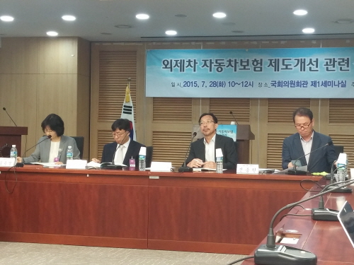 (왼쪽부터)한국외대 김은경 교수, 보험연구원 기승도 박사, 홍익대교수 이경주(사회), 서울YMCA본부장 신종원.jpg