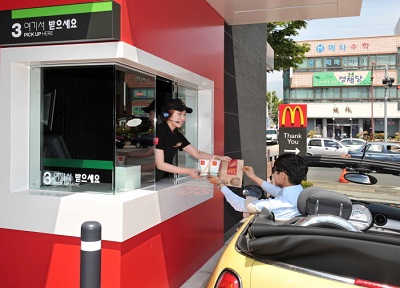 사진자료_맥도날드, 드라이브 스루 이용 고객에게 무료 제품 증정하는 '드라이브 스루 데이' 진행.jpg