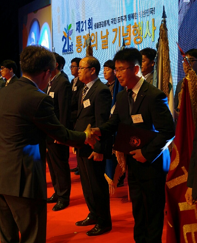 사진1. 류하민 롯데푸드 천안공장장(右)이 유경준 통계청장(左)으로부터 국무총리 표창을 수~.png