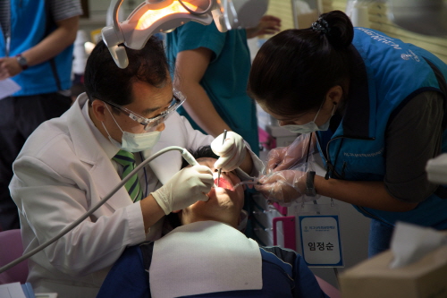 크기변환_은퇴 및 경력단절 의료진으로 구성된 시니어 치과봉사단.jpg
