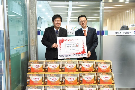 사진1. 16일 효성이 마포구 아현동 주민센터와 사랑의 생필품 나눔행사를 갖고 지역 주민 77가구에 참치와 햄세트를 전달하고 있다. (사진 왼쪽부터 조태영 아현동장, 이정원 효성 상무).jpg