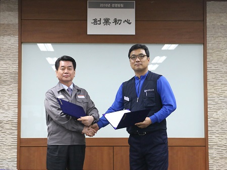 사진1. 이한섭 금호타이어 사장과 허용대 노동조합 대표지회장이 단체교섭 약정서를 교환하며 악수하는 모습.jpg