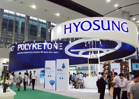 ((사진2. 효성은 아시아 최대 플라스틱 산업 전시회인 &lsquo;차이나플라스 2016&rsquo;을 통해 글로벌 시장에 폴리케톤 브랜드 &lsquo;포케톤(POKETONE&trade;)&rsquo; 을 선보인다. 사진은 2015년 차이나플라스 참가 효성폴리케.jpg