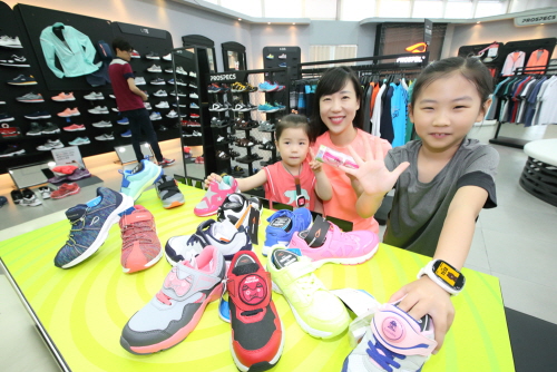 [사진자료] KT 라인키즈폰 프로스펙스와 몽벨매장에서 구매하세요2.jpg