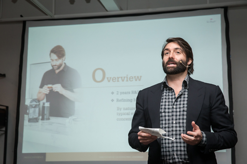 바리스타 챔피언 폴 바셋이 새로 출시한 '폴 바셋 바리스타 캡슐'을 설명하고 있다. (1).jpg