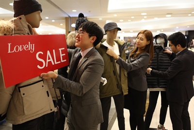[롯데백화점] 세일 맞아 롯데백화점 직원들이 아우터 기획상품 진열하는 모습.JPG