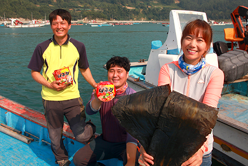 금일도 어민들이 다시마와 너구리를 들고 있다.jpg