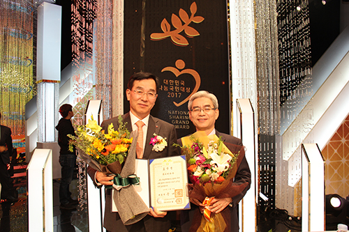 좌측) 롯데제과 김용수 대표. 우측)사회복지공동모금회 박찬봉 사무총장.JPG