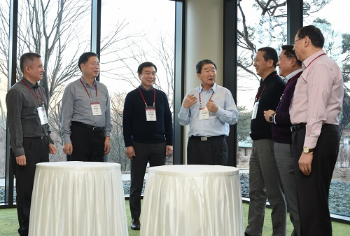 사진2_2018.01.25_LG 글로벌 CEO 전략회의에서 구본준 LG 부회장(가운데)이 최고경영진과 경영전략을 논의하고 있다(왼쪽부��� 하현회 (주)LG 부회장, 박진수 LG화학 부회장, 차석용 LG생활건강 부회장, 구본준 LG 부회장,%2.jpg