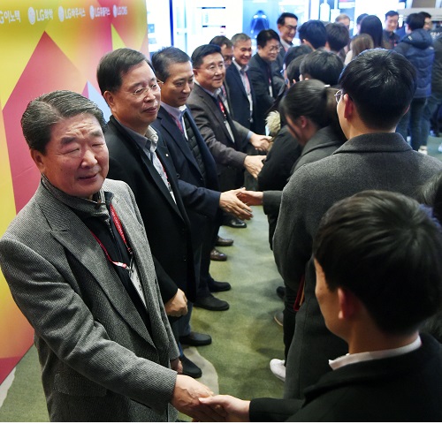 2018.02.07_7일 서울 코엑스 인터컨티넨탈 호텔에서 열린 'LG 테크노 콘퍼런스'에서 구본준 LG 부회장(왼쪽 첫번째)이 석박사 인재들과 악수하고 있다.jpg