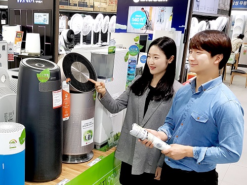 [롯데하이마트]20180418_스마트해진 공기청정기로 미세먼지 잡아요.jpg