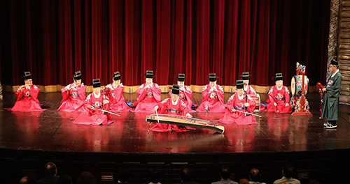 크라운-해태제과가 주최한_한국의풍류_베트남공연에서_양주풍류악회가_수제천_공연을 펼치고있다_2.JPG