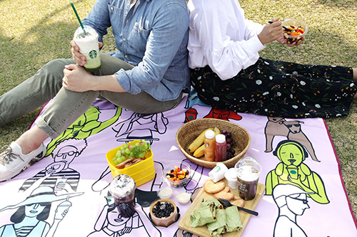 [20180426] 스타벅스 사진자료1_스타벅스, 마이 홀리데이 매트와 함께 편안한 휴식을 즐겨요.jpg