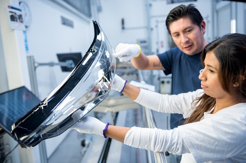 ZKW 직원이 차세대 헤드램프 제품을 테스트하고 있다 2.jpg