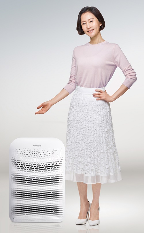 사진1) '청호 공기청정기 A600S&rsquo;와 청호나이스 모델 염정아.jpg