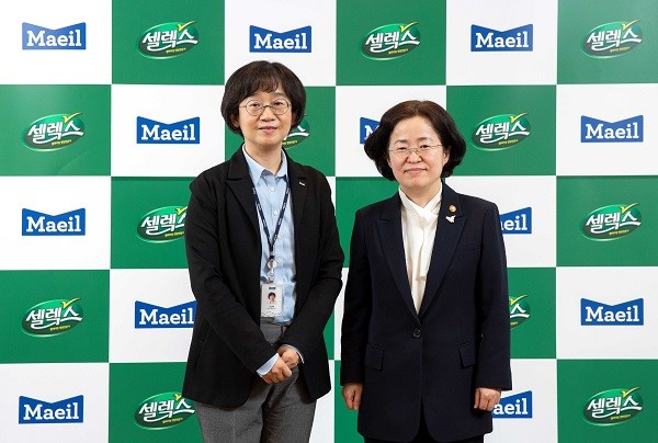 ▲공정거래위원회 조성욱 위원장(오른쪽)과 매일유업 김선희 대표가 매일유업 본사에서 간담회를 갖고 기념 촬영을 하고 있다.