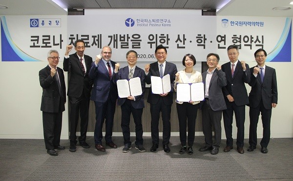 (왼쪽 세 번째부터) 필립 르포르 주한 프랑스 대사, 한국파스퇴르연구소 류왕식 소장, 종근당 김영주 대표, 한국원자력의학원 김미숙 원장