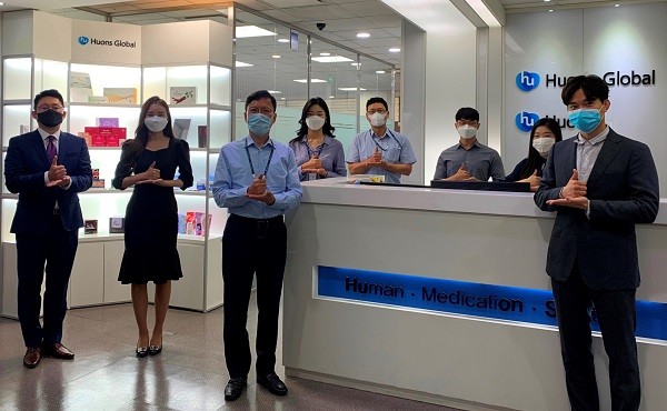 18일 휴온스글로벌 윤성태 부회장이 성남 판교 본사에서 직원들과 함께 ‘덕분에챌린지’에 동참했다.