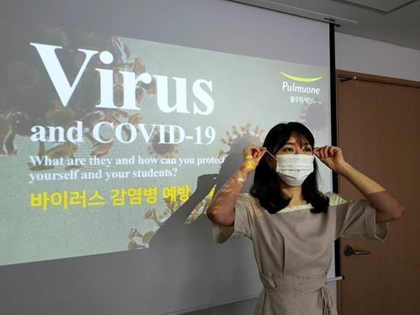 ▲어린이 바른먹거리 교육의 진행을 맡은 전문 교육강사가 코로나19 바이러스 감염 예방 교육을 진행하고 있다.