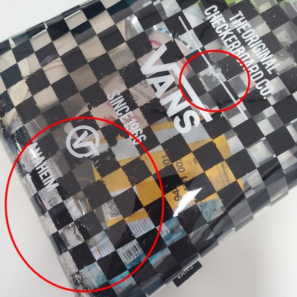 ▲반스 가방 내부 염색돼 있던 나염 패턴이 벗겨진 모습.