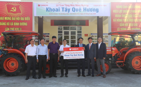 ▲베트남 꽝린성 동찌우시 빈즈엉면 기증식 (왼쪽부터 Mr. Dang Dinh Thang(당 딘 탕) 동찌우시 농업국장, Mr.Nguyen Van Nhu(응우옌 반 뉴) 빈즈엉면 비서 겸 면장, Mr.Nguyen Ngoc Bang(응우옌 응옥 방) 동찌우시 부비서, Mr.Nguyen Quang Dan (응우옌 꽝 단) 동찌우시 부시장, 김재신 오리온 베트남 법인 대표이사, 박동석 오리온 베트남 법인 생산본부장, 여성일 오리온 베트남 법인 경영부문장)