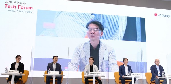 (왼쪽부터) BID/IR담당 김희연 상무,  Display 연구소장 윤수영 전무, CEO 정호영 사장, CTO 강인병 부사장, 기반기술연구소장 최현철 전무   