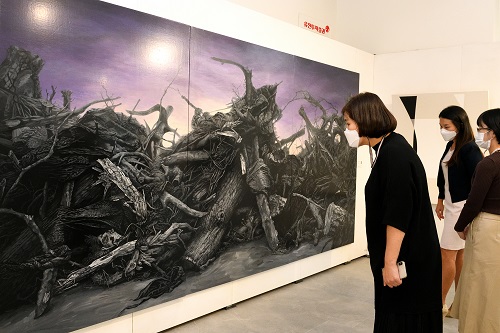 ▲ 서울시 강남구 논현동에 위치한 유진투자증권 챔피언스라운지금융센터에서 관람객들이 '아트프라이즈 강남'에 출품된 작품을 관람하고 있다.