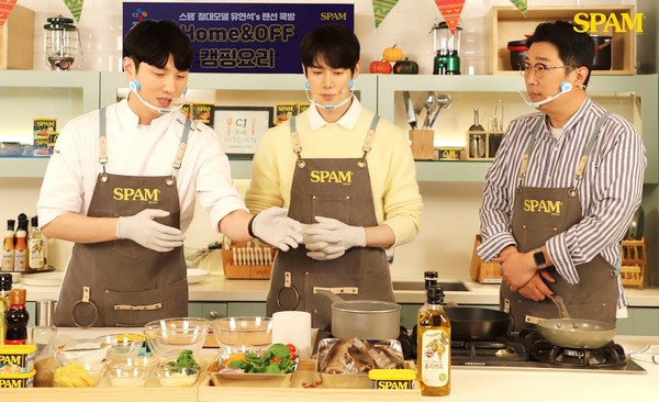 ▲(왼쪽부터) 지난 3일 서울 중구에 위치한 CJ제일제당센터 내 CJ더키친에서 배현우 CJ엠디원 셰프, 배우 유연석,  개그맨 손민혁이 스팸 라이브 쿠킹클래스를 진행하고 있다.