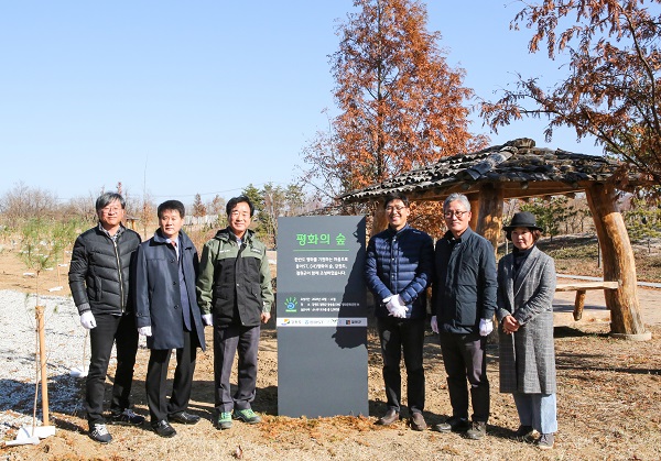 엄대식 동아에스티 회장(오른쪽에서 세 번째), 이현종 철원군수(왼쪽에서 세 번째)