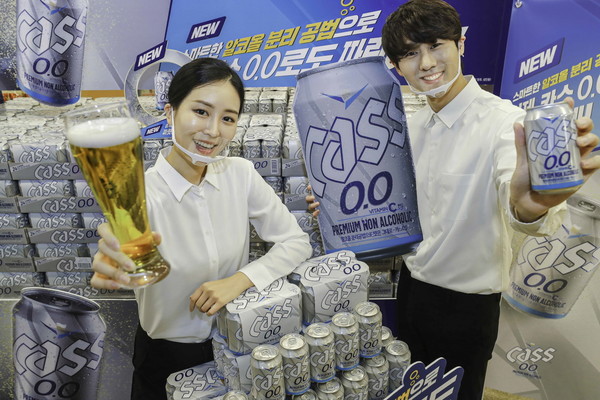 ▲모델들이 이마트 가든파이브점에서 열린 '카스 제로' 시음 행사에서 포즈를 취하고 있다.