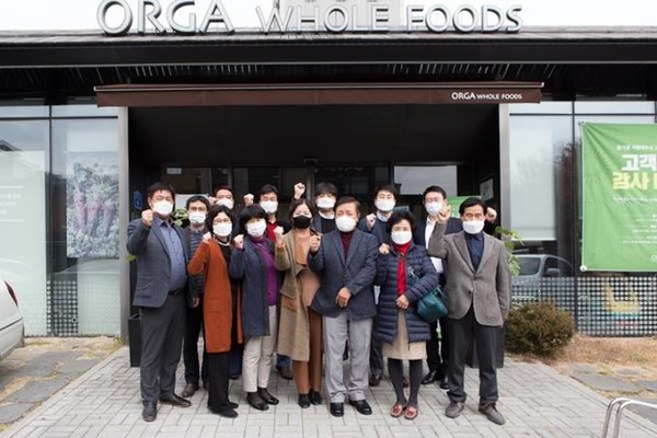 ▲강병규 올가홀푸드 대표(뒷줄 맨 오른쪽)가 올가 마이스터 임명식에 참석한 유기 농산물 명장 및 (김섭 마이스터, 김성욱 마이스터, 장현기 마이스터, 안문옥 마이스터)와 올가홀푸드 방이점 앞에서 기념촬영을 하고 있다.