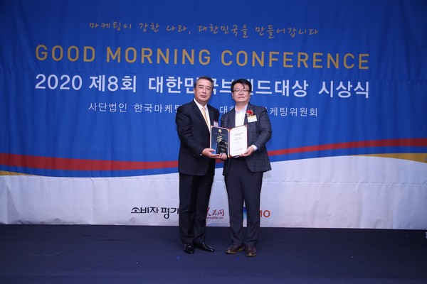 ▲롯데제과 이민호 마케팅본부장(오른쪽)과 한국마케팅협회 김승엽 부회장