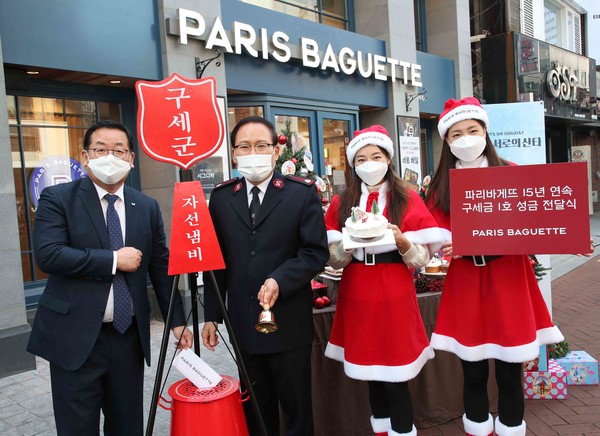 ▲구세군 자선냄비 기준 왼쪽 이명욱 파리바게뜨 부사장, 오른쪽 곽창희 구세군자선냄비본부 사무총장