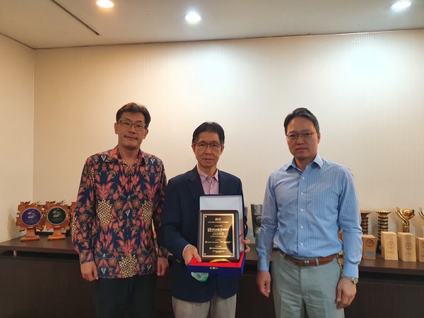 ▲왼쪽부터 남경훈 한국투자증권 인도네시아 현지법인 이사, Hendra Kosashi APP 부사장, 이용훈 신한금융투자 인도네시아 법인장