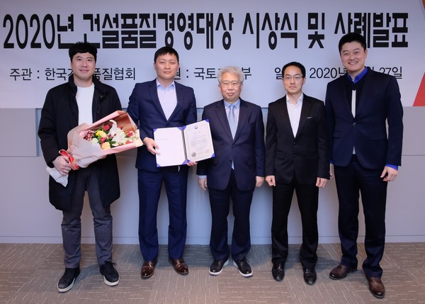 ▲롯데건설 청량리 4구역 주택재개발 여정구 현장소장(왼쪽 두 번째) 및 기술연구원 등 행사 관계자들이 기념사진을 촬영하고 있다.