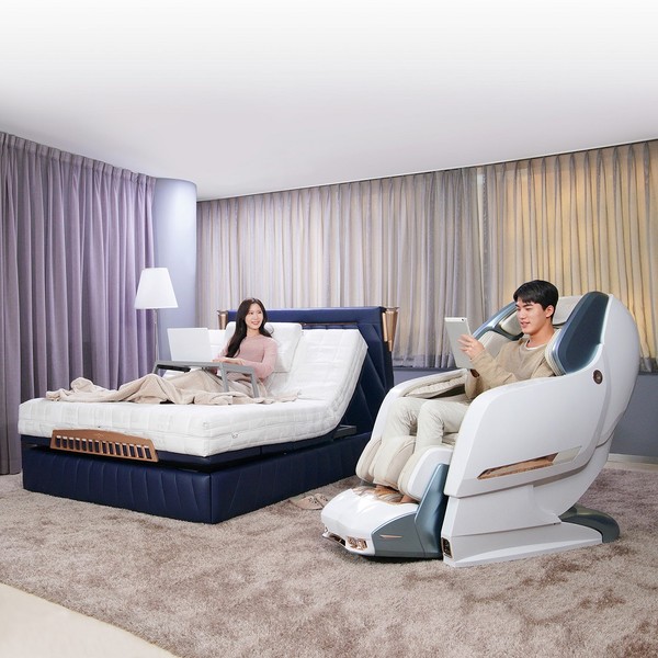 2018 슈퍼모델 출신 윤준협과 바디프랜드 모델이 집 안에서 ‘팬텀 메디컬’과 라클라우드 ‘파라오 모션케어’ 제품을 사용하며 업무하는 포즈를 취하고 있다.