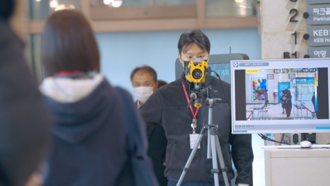 서울 송파구 한미약품 본사 출근시간에 열감지 화상카메라를 통과중인 임직원들. 전 직원 재택근무 시행 전 촬영했다.