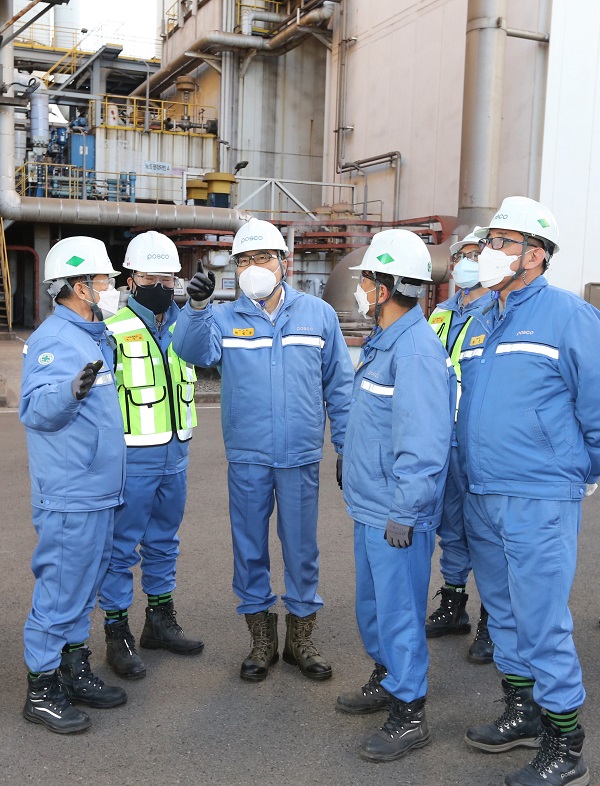 포스코 최정우 회장(왼쪽에서 세 번째)이 새해 첫 행보로 제철소 현장을 찾아 설비를 둘러보며 안전을 강조했다.