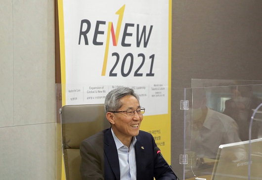 ▲ 지난 8일 비대면 화상회의로 열린 그룹 경영전략회의에서 윤종규 회장이 참여하고 있다.