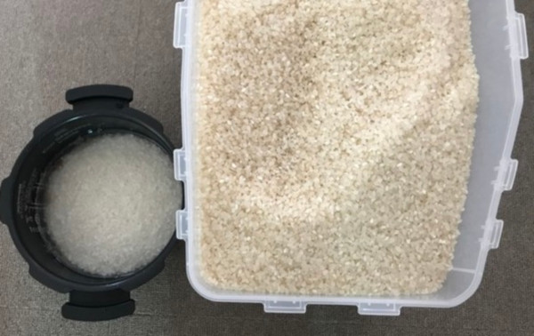 ▲집에서 먹던 쌀(왼쪽)과 비교해도 새로 구매한 쌀의 빛깔이 누런 상태다.