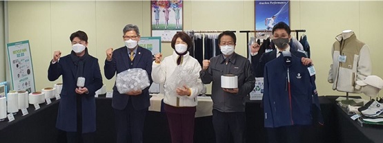 ▲4일 티케이케미칼 칠곡 소재 폴리에스터 공장을 방문한 한정애 환경부 장관(좌측 셋째)이 이상일 티케이케미칼 사장(우측 둘째) 및 업계 관계자들과 기념 촬영을 하고 있다(티케이케미칼 사진 제공)