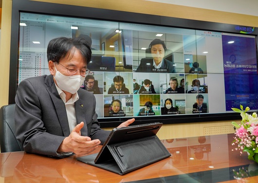 ▲ 지난 5일 농협금융지주 본사 회의실에서 개최된 제1차 농협금융 소비자 보호 협의회에서 손병환 농협금융지주 회장이 협의회를 주재하고 있다.
