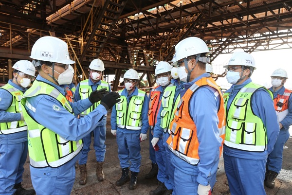 포스코 최정우 회장이 16일 최근 사고 났던 현장을 확인하고 제철소 직원, 협력사 대표들과 현장 위험요소에 대해 공유하고 개선사항을 당부하고 있다.