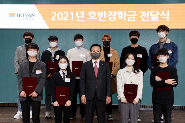 ▲호반장학재단 '2021 호반장학금 전달식', (사진 가운데) 김상열 호반장학재단 이사장