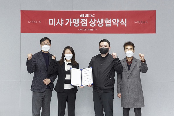 ▲ (왼쪽부터)국내영업본부장 정성민 상무, 에이블씨엔씨 조정열 대표, 미샤 가맹점주협의회 권태용 회장, 미샤경복궁점 연남석 점주가 기념촬영을 하고 있다.