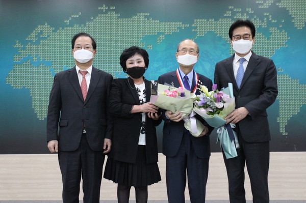 ▲김승호 보령제약 회장(오른쪽 두 번째), 원희목 한국제약바이오협회 회장(오른쪽 첫 번째), 김대업 대한약사회 회장(왼쪽 첫 번째), 조선혜 한국의약품유통협회 회장(왼쪽 두 번째)