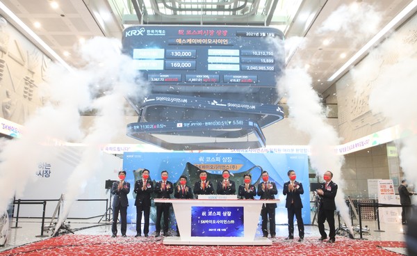 ▲18일 여의도 한국거래소에서 열린 SK바이오사이언스 코스피 상장 기념식에서 SK바이오사이언스 안재용 대표(사진 오른쪽 다섯번째) 등 주요 관계자들이 기념촬영을 하고 있다