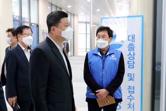 ▲ 권광석 우리은행장은 지난 25일 연임 후 첫 행보로 경기도 오산 세교지구의 영업현장을 직접 방문해 직원들을 격려하는 등 현장경영에 나서고 있다.