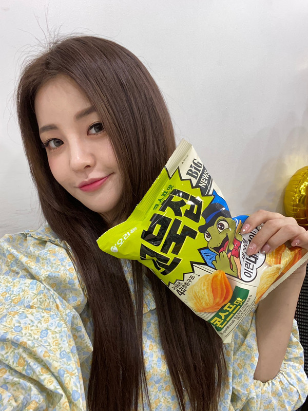 ▲오리온 '꼬북칩' 들고 있는 브레이브걸스 유정
