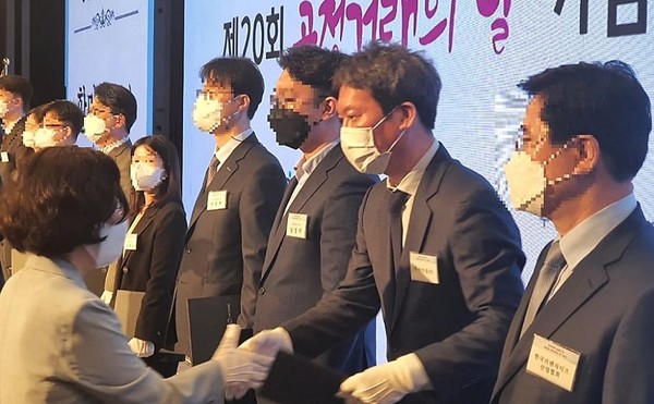 ▲제20회 공정거래의 날 기념식에서 한미약품 이승엽 이사(오른쪽에서 둘째)가 조성욱 공정거래위원장(왼쪽)으로부터 표창을 받고 있다